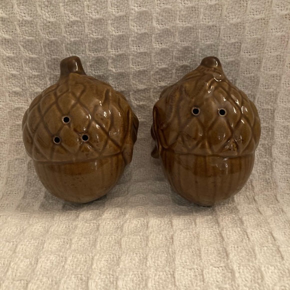 Chris Madden Acorn Salt & Pepper Shakers - Picture 6 of 7